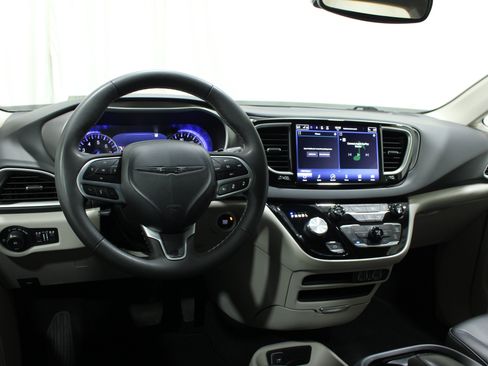 Used 2023 Chrysler Pacifica Touring-L FWD image 2