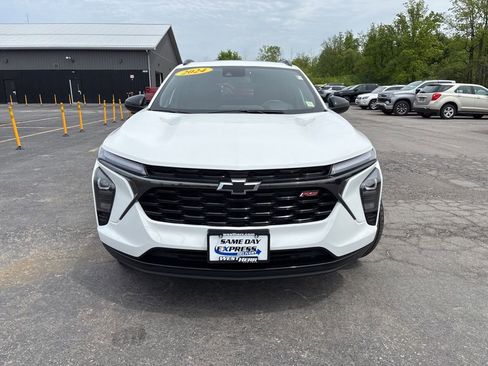 Used 2024 Chevrolet Trax RS w/ Sunroof Package FWD image 2