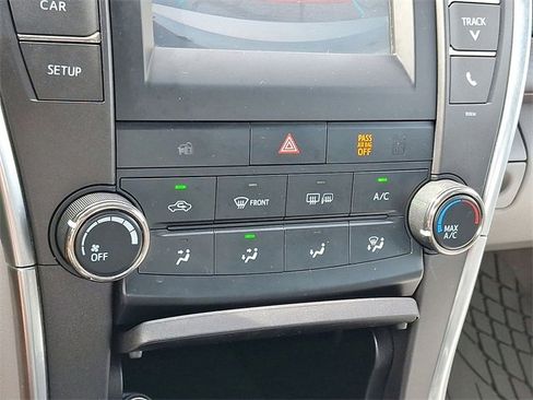 Used 2016 Toyota Camry image 16