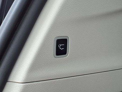 Used 2021 Chrysler Pacifica Touring-L FWD image 7