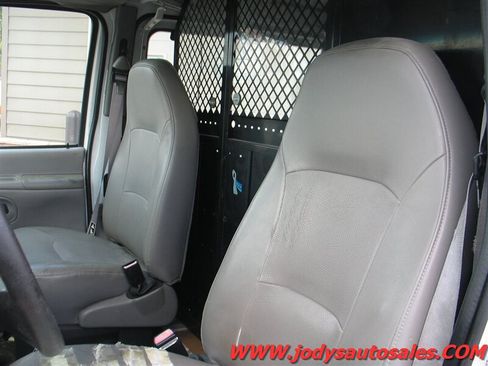 Used 2000 Ford E-250 and Econoline 250 RWD image 4
