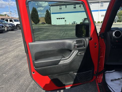 Used 2017 Jeep Wrangler Unlimited Rubicon w/ Cold Weather Group image 18