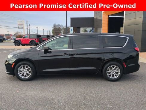 Used 2024 Chrysler Pacifica Touring-L image 7