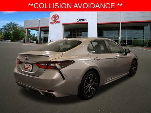 Used 2022 Toyota Camry SE image 3