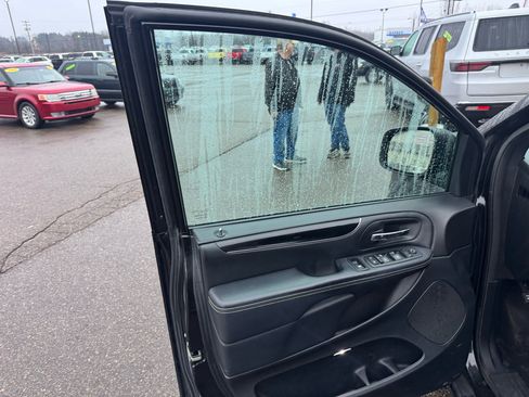 Used 2018 Dodge Grand Caravan SXT w/ Driver Convenience Group image 14