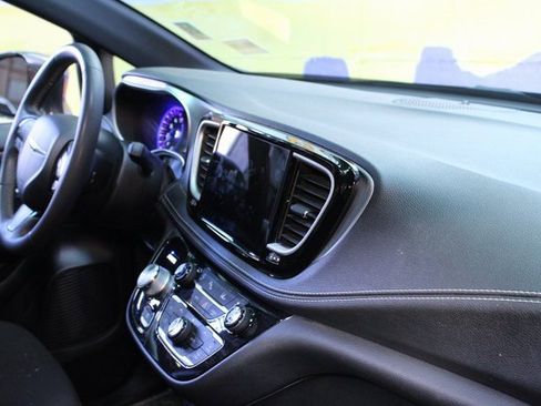 Used 2022 Chrysler Pacifica Touring image 10