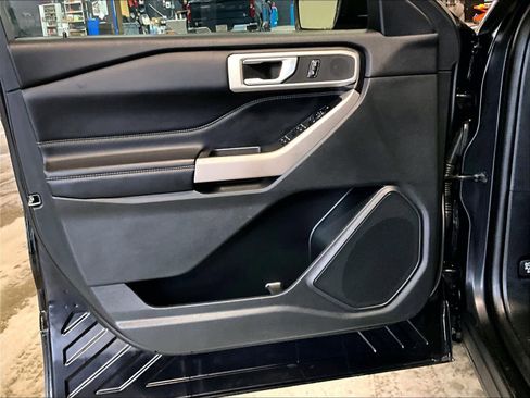 Used 2022 Ford Explorer XLT w/ Equipment Group 202A image 9