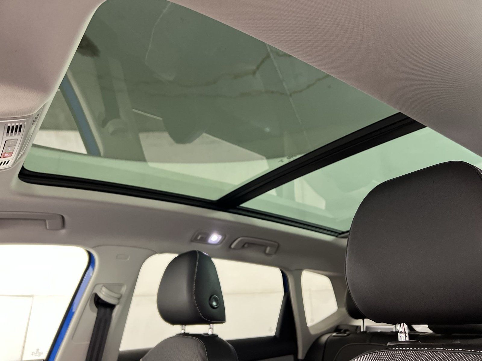 Used 2024 Volkswagen Taos SE w/ Panoramic Sunroof Package FWD image 23