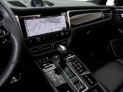 Certified 2026 Porsche Macan AWD/4WD image 23