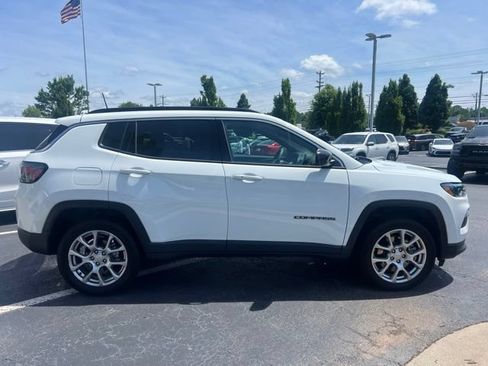Used 2023 Jeep Compass Latitude w/ Sun and Sound Group AWD/4WD image 5