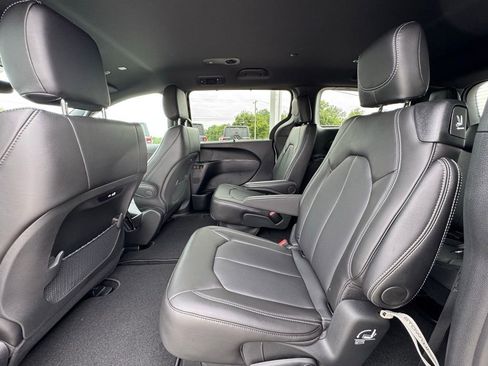 New 2026 Chrysler Pacifica Select image 11