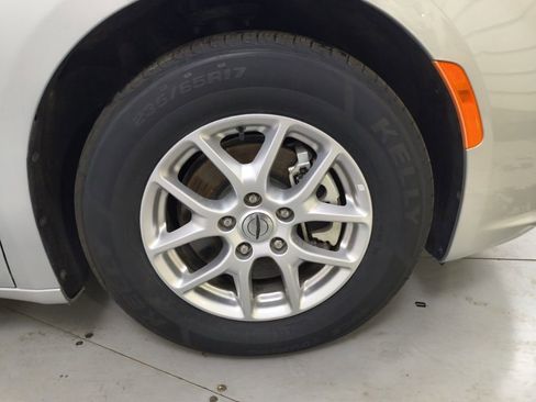 Used 2023 Chrysler Pacifica Touring-L image 11