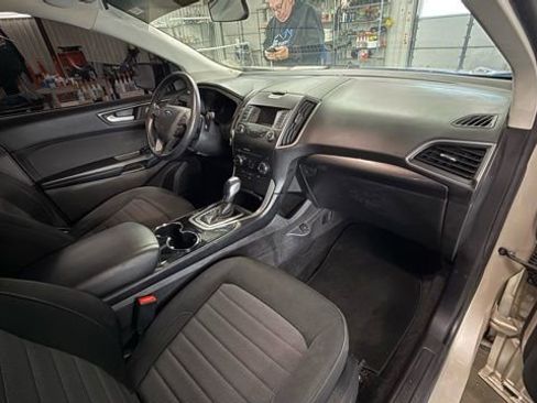 Used 2017 Ford Edge SE image 18