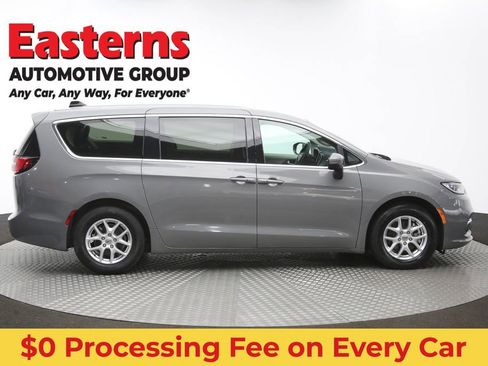Used 2023 Chrysler Pacifica Touring-L FWD image 47