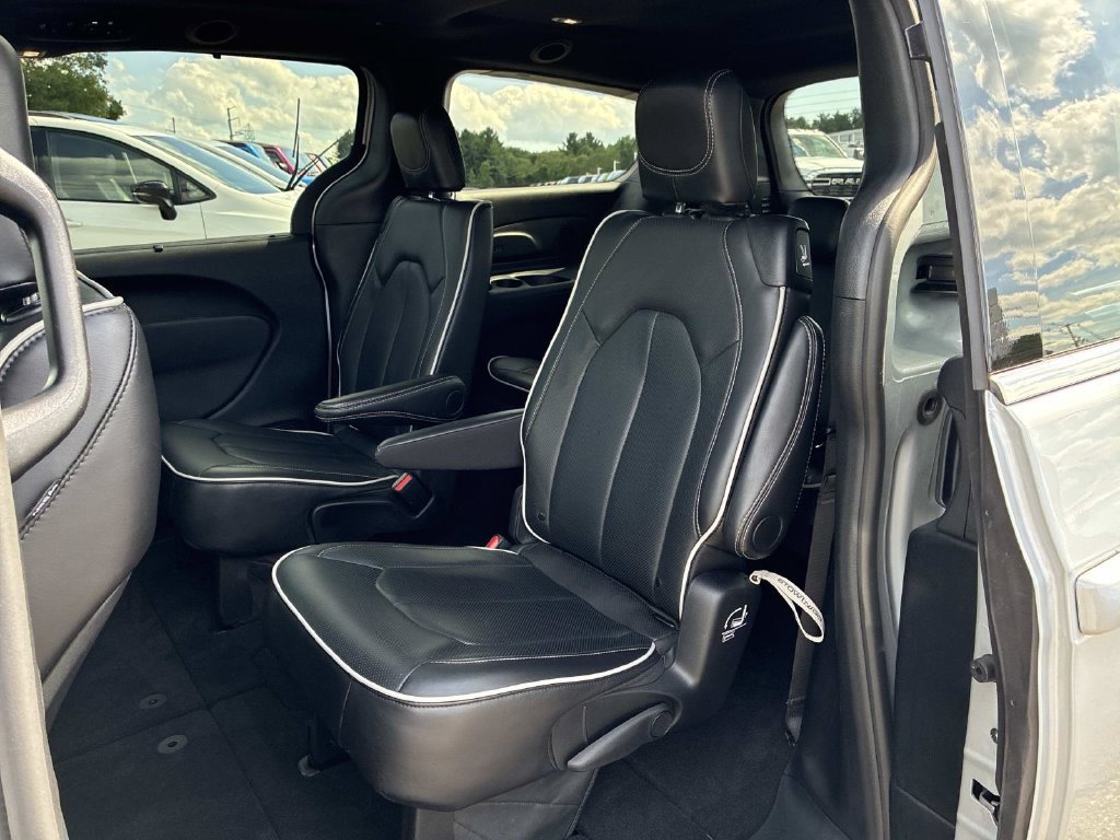 Used 2026 Chrysler Pacifica Limited FWD image 16