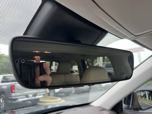 Used 2022 Toyota Highlander XLE FWD image 27
