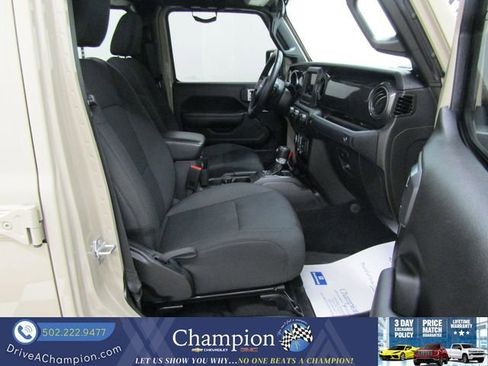 Used 2022 Jeep Gladiator Sport image 40