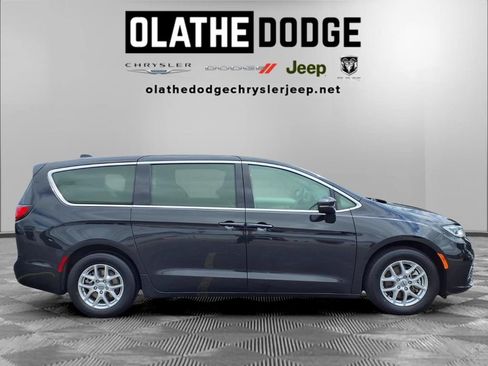 Used 2023 Chrysler Pacifica Touring-L FWD image 30