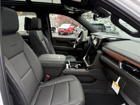 New 2026 GMC Yukon XL Denali image 24
