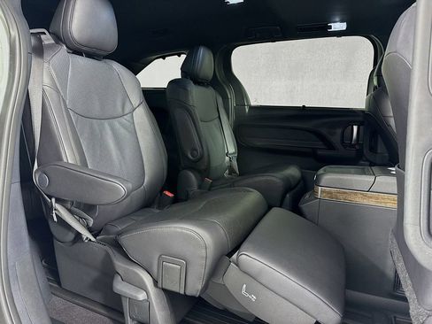 Used 2025 Toyota Sienna Platinum image 34