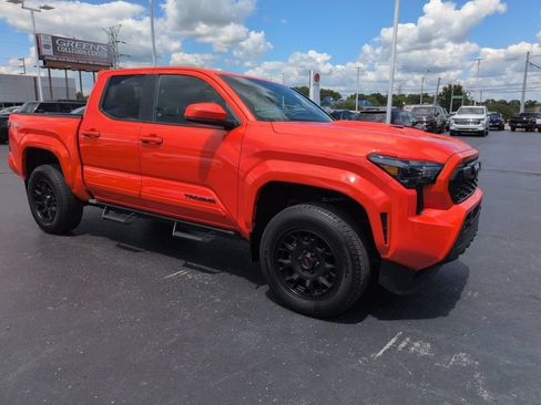 Used 2024 Toyota Tacoma TRD Sport AWD/4WD image 7