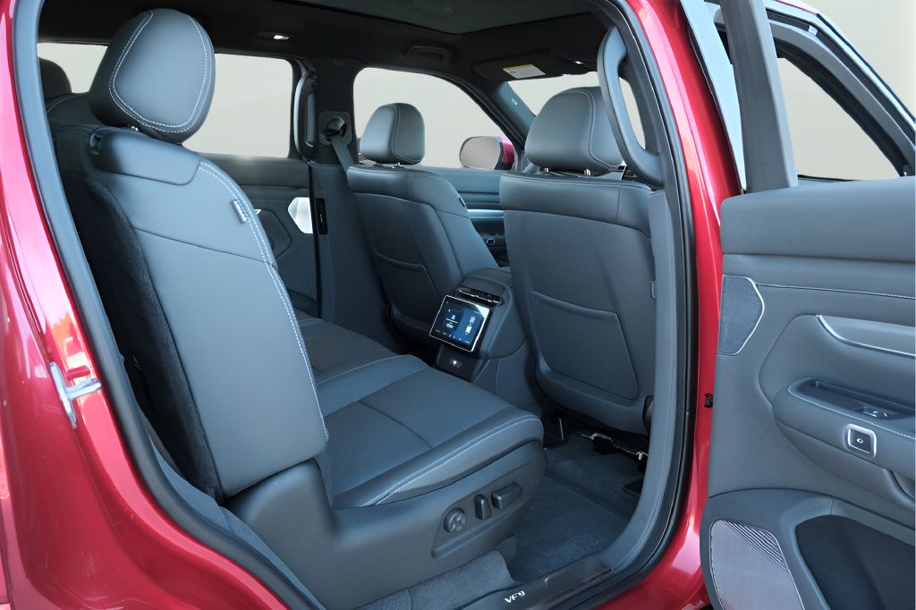 New 2024 VinFast VF 9 Plus AWD/4WD image 18