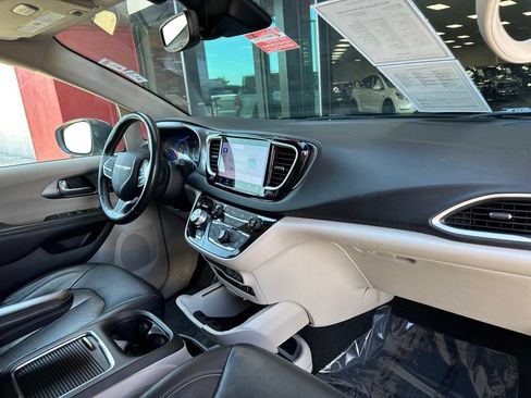 Used 2022 Chrysler Pacifica Touring-L FWD image 34