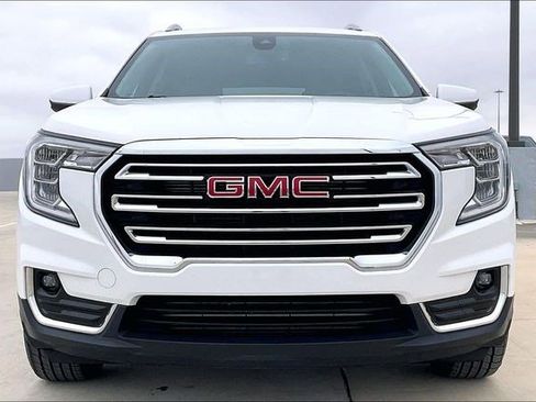 Used 2024 GMC Terrain SLT image 3