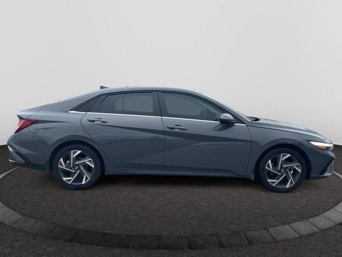 Used 2024 Hyundai Elantra SEL w/ Convenience Package image 4