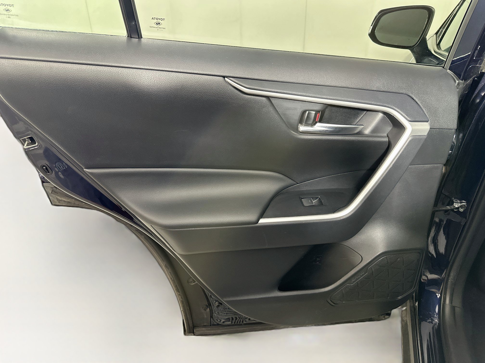 Used 2025 Toyota RAV4 XLE FWD image 25