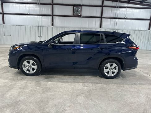 Used 2025 Toyota Highlander LE FWD image 2