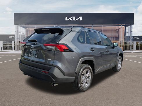 Used 2022 Toyota RAV4 XLE w/ Convenience Package FWD image 4