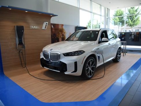 New 2026 BMW X5 xDrive50e w/ Executive Package AWD/4WD image 12