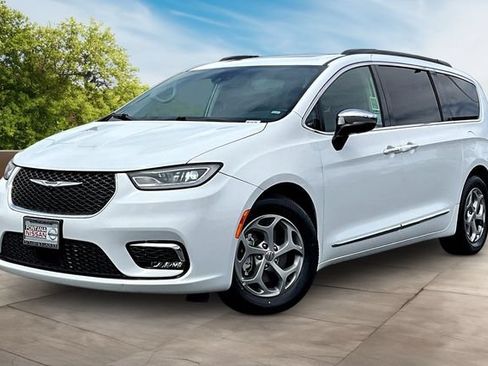 Used 2023 Chrysler Pacifica Limited FWD image 3