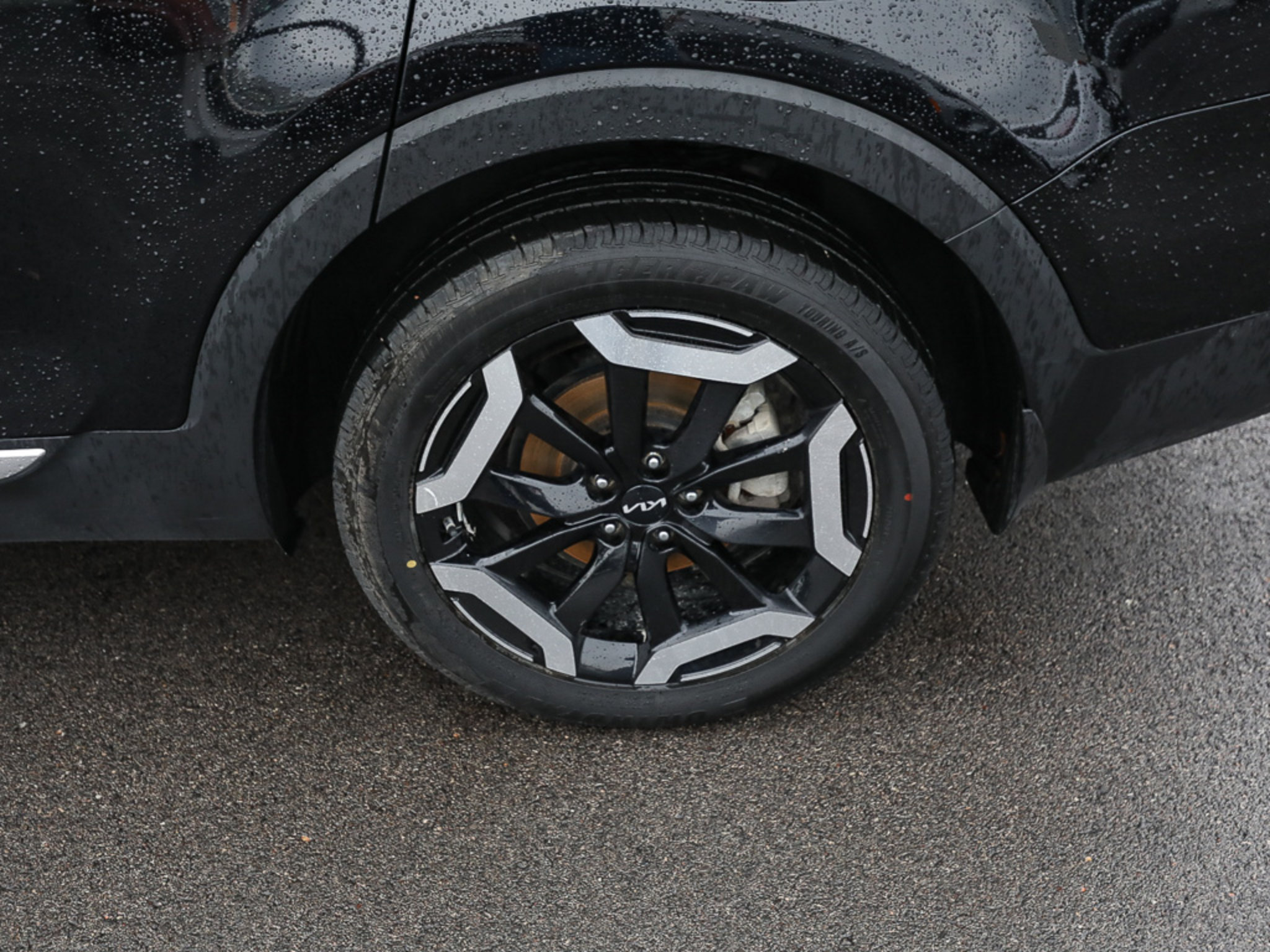 Used 2024 Kia Telluride EX w/ EX Captain's Chair Package FWD image 4