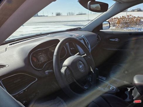 Used 2022 Jeep Cherokee Trailhawk image 13