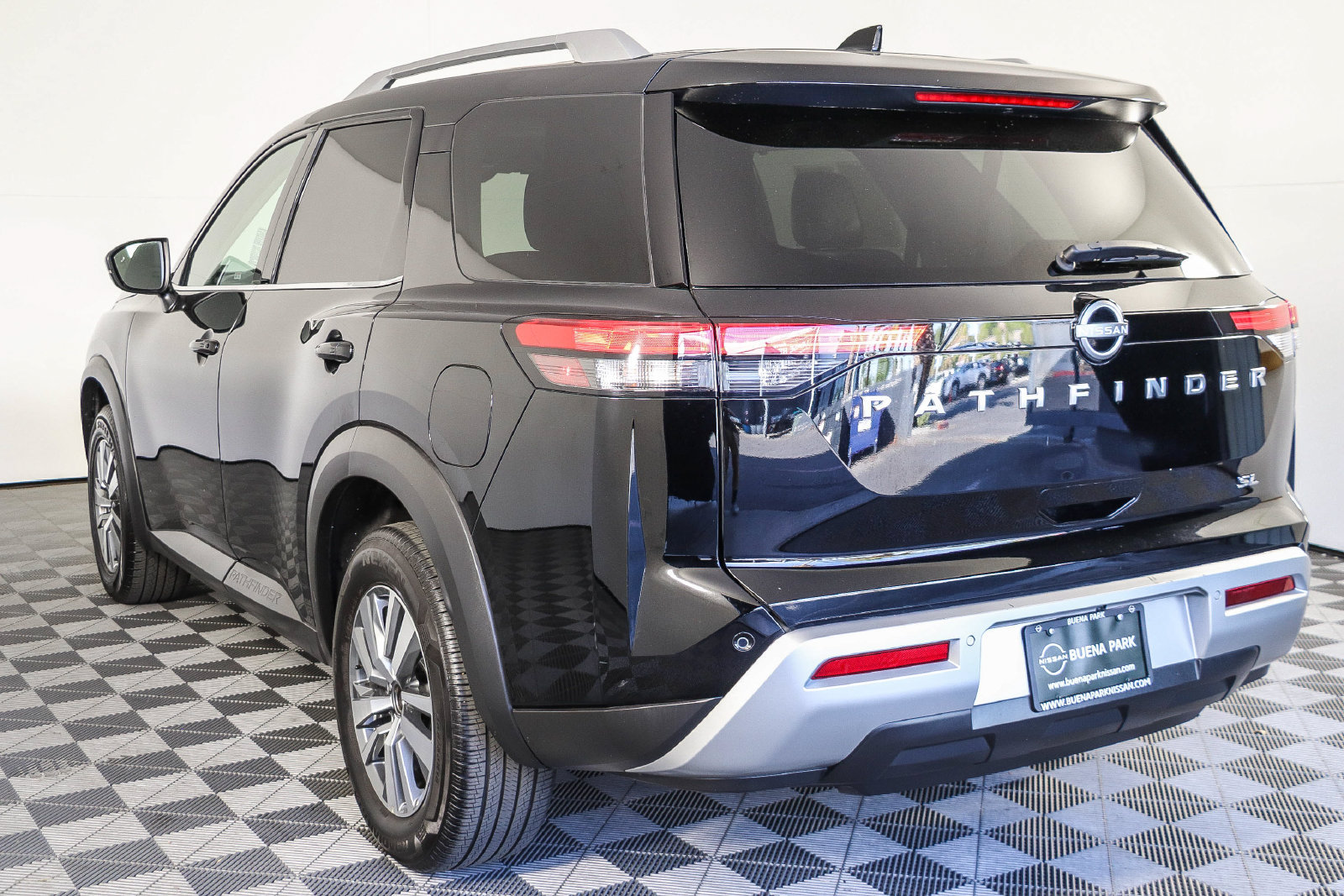 Used 2025 Nissan Pathfinder SL FWD image 4