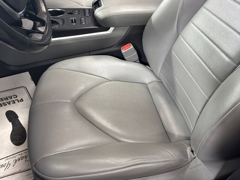 Used 2021 Toyota Highlander XLE AWD/4WD image 11
