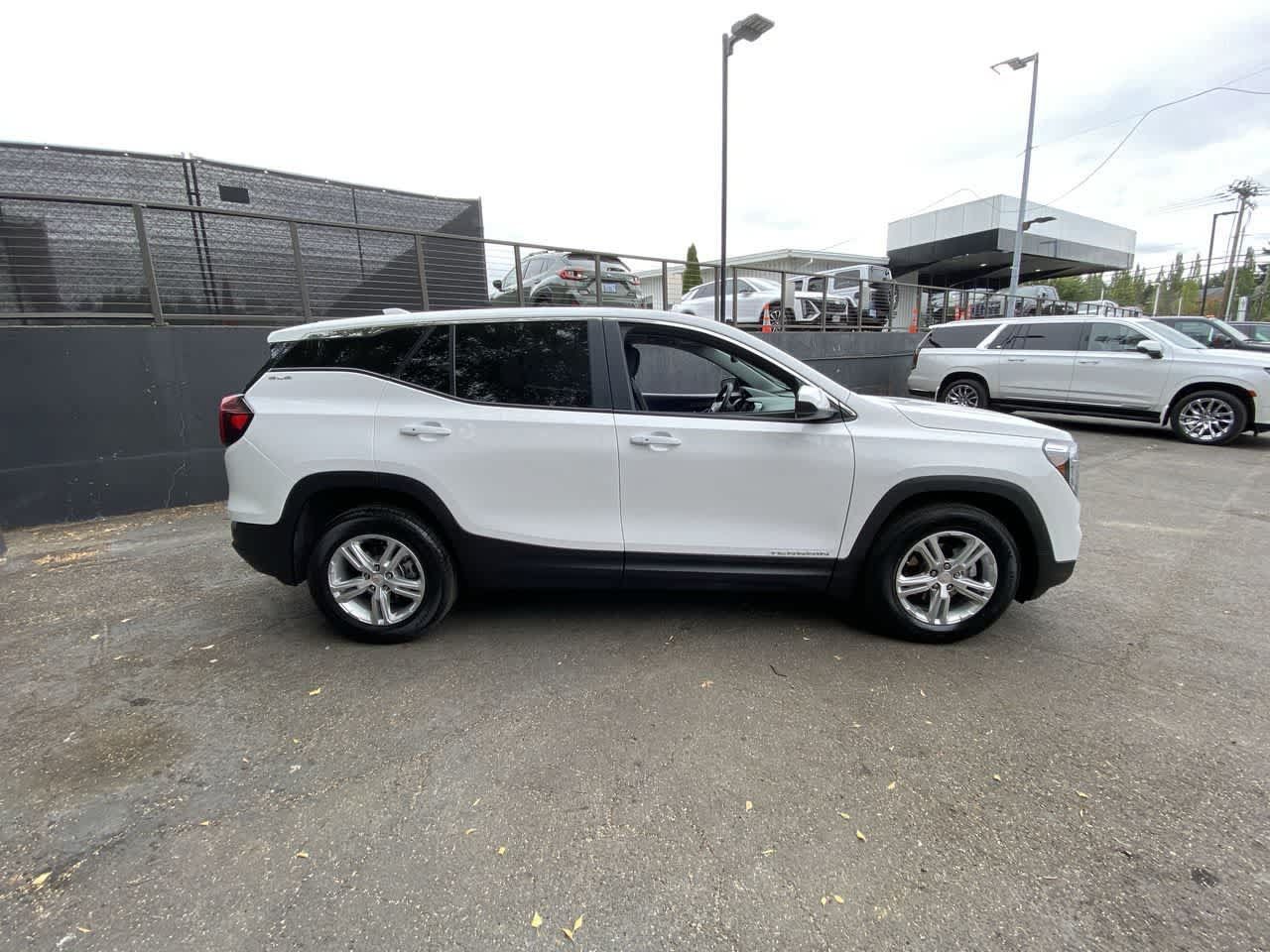 Used 2024 GMC Terrain SLE AWD/4WD image 7