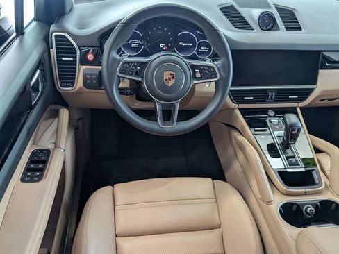 Used 2023 Porsche Cayenne image 8