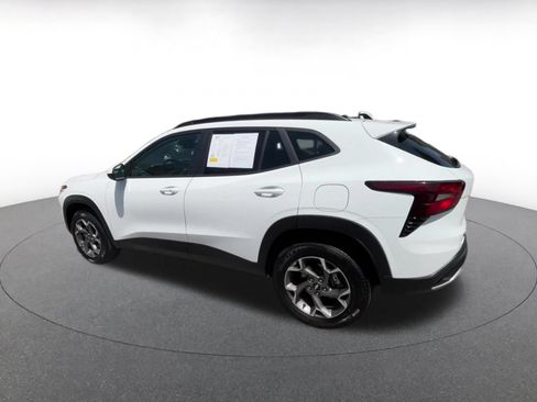 Used 2025 Chevrolet Trax LT w/ LT Convenience Package FWD image 8
