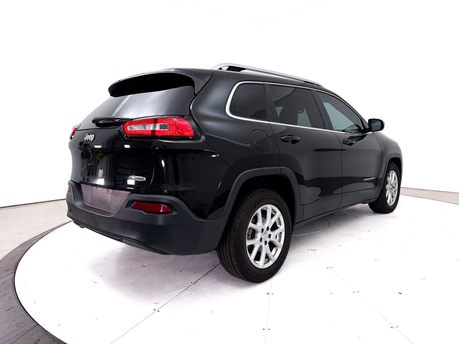 Used 2017 Jeep Cherokee Latitude w/ Comfort & Sound Group FWD image 10