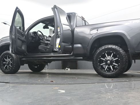 Used 2019 Toyota Tacoma TRD Sport w/ Technology Package image 38