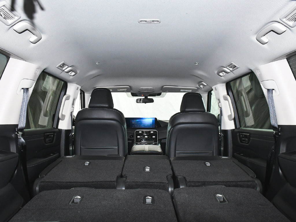 Used 2025 Nissan Armada SV AWD/4WD image 60