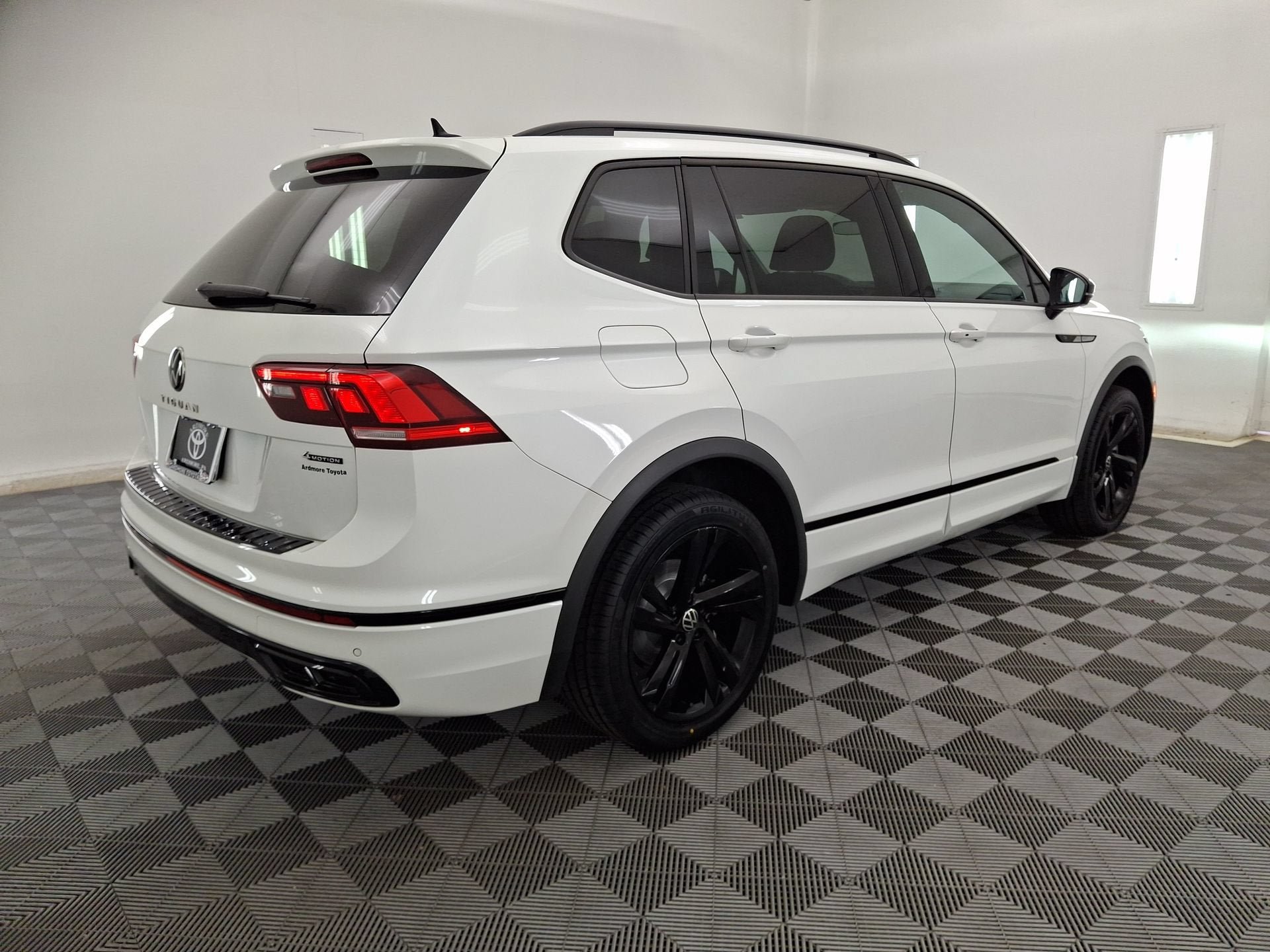 Used 2024 Volkswagen Tiguan SE R-Line AWD/4WD image 25