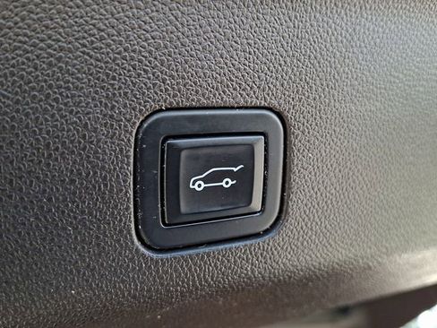 Used 2022 Cadillac Escalade Premium Luxury AWD/4WD image 29