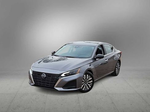 Used 2024 Nissan Altima 2.5 SV image 1