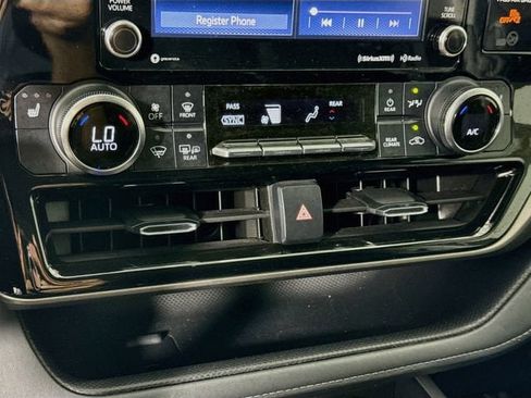 Used 2022 Toyota Highlander XLE FWD image 15