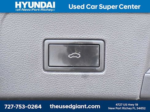 Used 2024 Volkswagen Atlas SE FWD image 13