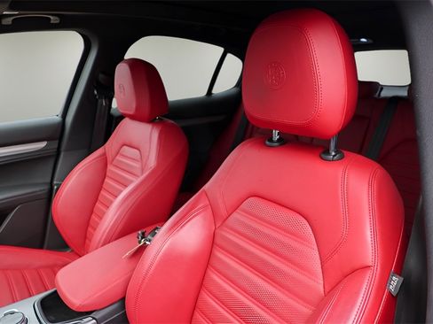 Used 2024 Alfa Romeo Stelvio Ti w/ Performance Driving Package image 10